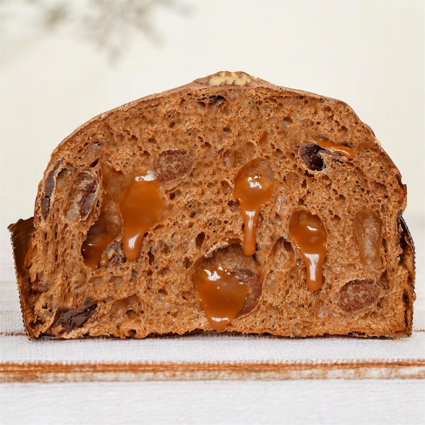 PECAN AND SALTED CARAMEL PANETTONE + SPREADABLE CREAM IN A PIPING BAG