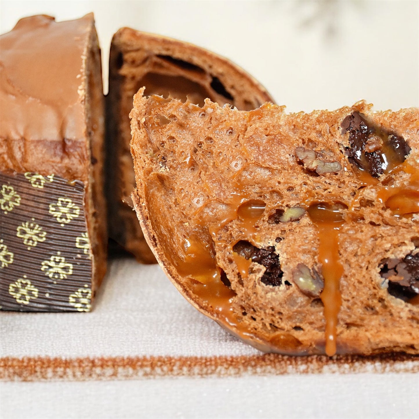 PECAN AND SALTED CARAMEL PANETTONE + SPREADABLE CREAM IN A PIPING BAG